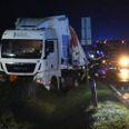 Politiet afspærrer vejen, mens lastbilen bjærges. Foto: Presse-fotos.dk.