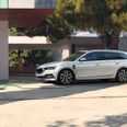 Det teoretiske forbrug for plug-in hybrider ligger langt fra virkeligheden. Nu skal det rettes til. Foto: Skoda