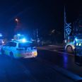 En mand er tidligt fredag morgen blevet ramt af et letbane-tog i Skødstrup.