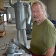 Hærværket på hans skulptur i zink har ikke skræmt Ole Melin Nielsen fra også fremover at udstille på Kunststien i Grenaa Plantage. Foto: Søren Andersen