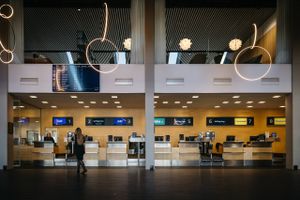Aarhus Airport har for ottende måned i træk haft færre passagerer end året forinden. Direktør kalder 2024 for et uforudsigeligt år. 