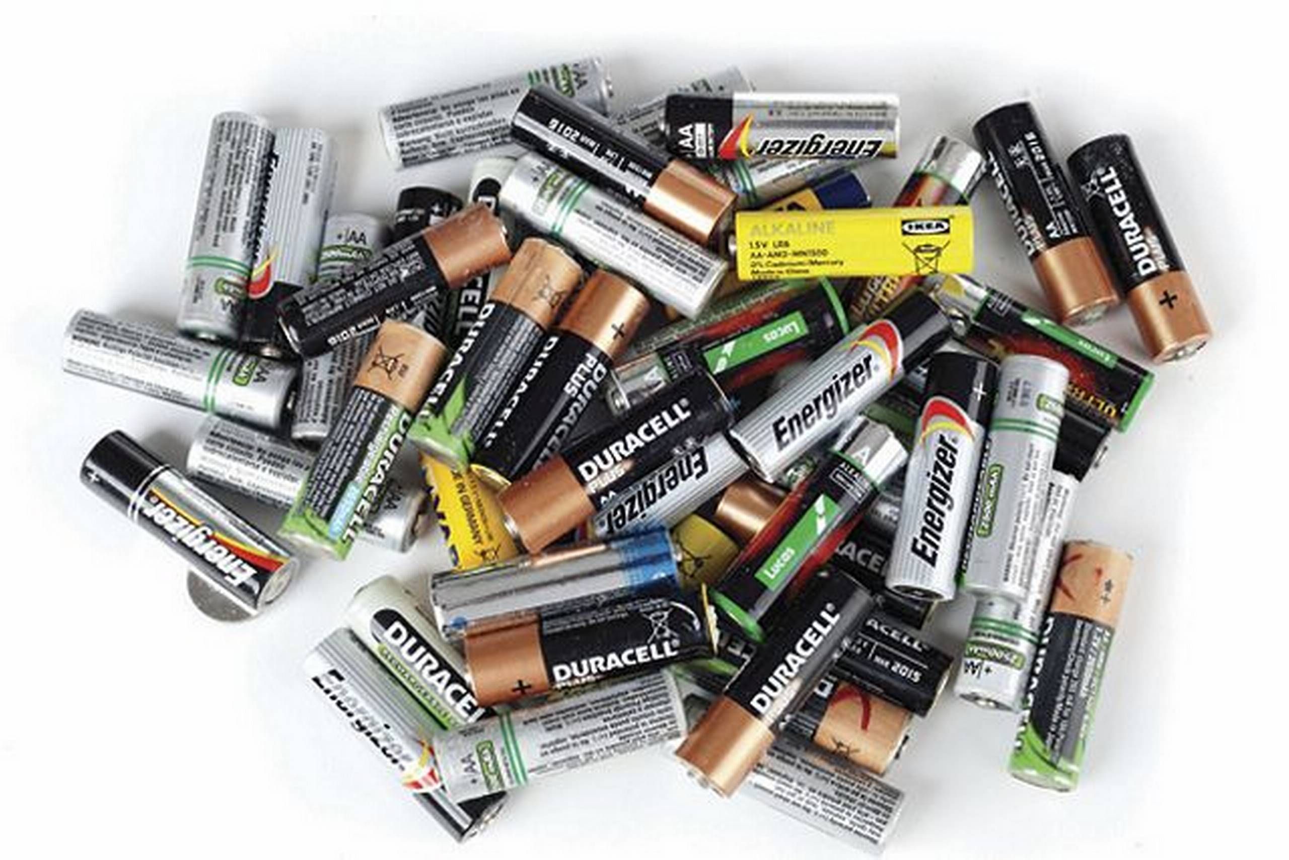 Знак на батарейке выбрасывать нельзя. Схема переработки батареек. Где можно использовать батарейки. Утилизация батареек. Утилизация батареек.