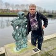 40.000 kroner er nu doneret til SAM Foreningen, forklarer kunstner Henrik Busk Andersen fra Aabybro. Foto: Kian Johansen