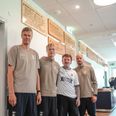 De tre AGF-spillere Frederik Tingager, Tobias Bech og Nicolai Poulsen sammen med skiltemaler Anton Bo (i hvid trøje). Foto: Den Gamle By