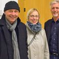 Trods påklædningen blev de kommunale embedsmænd, fra venstre chefkonsulent i kulturforvaltningen, Frank Reckmann og chef for plan, udvikling, kultur og byggeri, Tina Degn, ikke sendt ud i kulden af mødedeltagerne i Rønde Idrætscenter - og det gjorde heller ikke en tilfreds og optimistisk formand for Udvalget for plan, udvikling og kultur, Jesper Mathiesen (A).