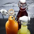 Start dagen med et shot. Pres 600 g. rødbeder, 2-3 cm ingefær, en øko-citron og 200 g. æbler i en juicepresser. Forfatterne kalder dette shot for 'Rød dynamit'.