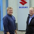 Rasmus Junge (tv) og Nicolai Sørensen er klar til at vise bilmodellerne frem og få en god snak om mulighederne i en Suzuki. Foto: Michael Wulff