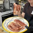 For en kender som rekvisitøren på Aarhus teater er der forskel på den kunstnerisk udformning af en saftig bøf, der skal serveres aften efter aften i forestillingen Vegetaren. Foto: Tahmasbi