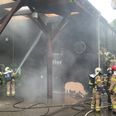 Kort før klokken fem mandag morgen modtog Hovedstadens Beredskab en anmeldelse om brand i en stald i Zoologisk Have. Foto: Presse-fotos.dk.