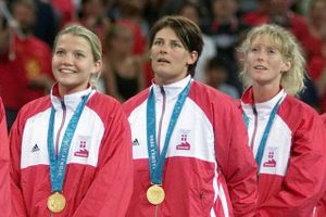 Christina Roslyng, Tina Bøttzau og Janne Kolling med guldmedaljerne om halsen efter OL-finaletriumfen i Sydney i 2000. Foto: Jens Dresling