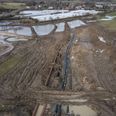 Et nyt forløb til Alling Å er blevet gravet på den modsatte side af Gl. Aarhusvej i Ølst syd for Randers. Det er sket for at undgå forurening af åen fra jordskreddet ved Nordic Waste. Billedet her er fra februar 2024. (Arkivfoto). - Foto: Bo Amstrup/Ritzau Scanpix