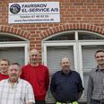 Bemandingen består af (fra venstre) elektriker Jakob Bentsen, som kommer fra Elcon i Hadsten, adm. direktør Jørn Rosenlund, der har været på stedet et års tid, elektriker Jørgen Sørensen med en fortid på 30 år i Elcon i Hadsten, tekniker Poul Skov Jensen, som har været i Hammel Elforsyning siden 1986, og endelig driftsleder Steffen Andersen, som kom for et lille år siden.
