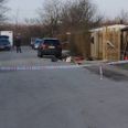 Ifølge Ekstra Bladets udsendte ligger der en økse på fortorvet ud for nummer 37-41 sammen med efterladt tøj, og der er ligeledes fundet en brødkniv og en stor kniv i en skede i området, som politiet lige nu undersøger med hunde. Foto: Presse-fotos.dk.