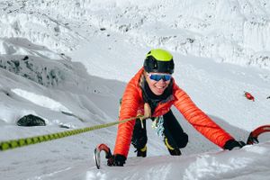 26-årige Emma Østergaard fra Højbjerg har nået toppen af verdens højeste bjerg - som den yngste danske kvinde nogensinde. 