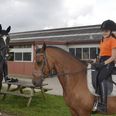Ditte Hald Sørensen og Anna Løth er to af medlemmerne i Favrskov Rideklub.