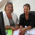 Kira Eggers gennemgår sit budget med økonomiekspert Anita Bjørkquist Christiansen.