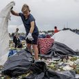 Håndboldklubben i Brædstrup var med til at rydde op efter Smukfest. Foto: Casper Dalhoff, JP Aarhus