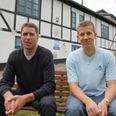 Driftsleder Viggo Tømmerås (tv) sammen med receptionsmedarbejder Christian Kobberøe foran Rønde Vandrerhjem.