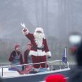 Julemanden kom sejlende til Ry Marina lørdag eftermiddag. Foto: Per Bille.