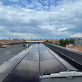 Landets første solcellelaug på et universitet er i fuld gang med at få installeret solcellerne. Foto: Aarhus Universitet