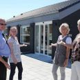 Sparekassen Djursland i Ryomgård er fortid og sættes snart 'officielt' til salg. Billedet her er nostalgisk. Det er fra 2013. Forrest fra venstre er det Søren Bach, Nanna Jørgensen, Marianne Holmer Olesen og Vicki Jochumsen. Foto: Erland Rasmussen