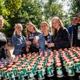 Gratis øl til alle ved indvielsen af den nye "snakke"-scene Udsigten. Allerede da festivalpladsen åbnede klokken 15 var der dækket et langt bord op foran scenen fyldt med øl og vand. Foto: Per Bille / www.ry-foto.dk