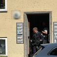 Bevæbnet politiet på stedet. Foto: Presse-fotos.dk.