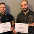 Der var diplom og flot pokal til vinderne, og til venstre er det en glad Rami Chaabi, der modtog prisen. Pressefoto