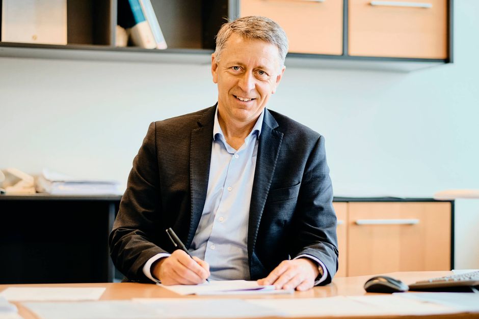 Lars Berg bliver ny mand i spidsen for den kollektive trafik i Midtjylland. Fra 1. juni overtager han posten som direktør for Midttrafik efter Jens Erik Sørensen.