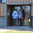 Tirsdag har testambassadørerne iklædt blå veste været på opsøgende arbejde i Rosenhøj og Søndervangen i Viby. Foto: Presse-Fotos.dk