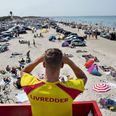 En livredder holder udkig på stranden i Blokhus tilbage i 2019. TrygFondens livreddere er denne sommer til stede på i alt 34 strande og havnebade. (Arkivfoto). - Foto: Henning Bagger/Ritzau Scanpix