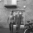Arkitekt C.F. Møller (til venstre) i selskab med bibliotekar Niels Åge Nielsen foran de ikoniske kollegiebygninger, som C.F. Møller tegnede i samarbejde med Kay Fisker og Povl Stegmann. Bibliotekaren N.Å. Nielsen var under sin studietid en af de første beboere til at indtage kollegiebygningerne. Fotograf Børge Venge, 1960, Aarhus Stadsarkiv