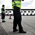 (ARKIV) Danske toldere ved Øresundsbroen. Både Øresundsbroen og Storebæltsbroen er fredag spærret for al trafik. Flere medier skriver, at lukningerne skyldes politiaktioner. Det skriver Ritzau, fredag den 28. september 2018.. (Foto: Morten Germund/Ritzau Scanpix)