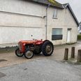Den efterladte traktor i gården ved Johns Bodega i Hammel. Privatfoto