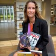 Bibliotekschef Lone Føgh Westphall med forbudte bøger. Pressefoto
