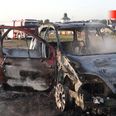 To personer og to dyr nåede heldigvis ud af denne bil, som lynhurtigt brød i brand.