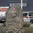 Genforeningsstenen på torvet i Nimtofte symboliserer meget fint den ånd, der har kendetegnet Nimtofte i mange år og som måske skal findes frem for at få Nimtofte og Omegns Erhvervs Klub til fortsat at bestå. Foto: Martin Schultz