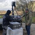Den lokale kunstner, Thomas Andersson, dirigerer opstillingen af Danmarkstelen på Vestermølle. Pressefoto
