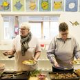 Det er mere reglen end undtagelsen, at Annelise Jensen (tv.) Anne Grete Kusk den sidste uge i hver måned kommer til fællesspisning i Rønde eller Thorsager – eller som den sidste uge i april, begge byer. Foto: Tania Carstens Lund