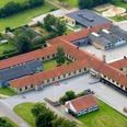 Glesborg Skole, som ses her, står til at få en overbygningsstatus - men hvor ikke Allingåbroskolen spørger de to LA'ere i kommunalbestyrelsen inden dagens møde.