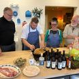 Tid til en god gang madsnak mens der tilberedes retter til det helt specielle Djurslands-nytårsbord. Foto: Norddjurs Kommune