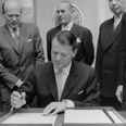 Jens Otto Krags store vision for sit politiske virke var Danmarks medlemskab af EF. Søndagens afstemning handler om meget mere end et kryds på en parlamentariker - det handler opbakning til et Europa, der bliver nødt til at rykke tættere sammen i bussen i årene fremover. Arkivfoto