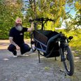 Niels H. Foght kalder sig Ladfar og har gjort ladcyklen til sin mærkesag. Han vil have flere familier til at opdage, at bilen ikke behøver være førstevalg på de korte ture. Foto: Grethe Bo Madsen