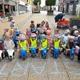 Starten til det efterhånden legendariske scooterræs i Østergade i Hammel gik fredag 27. juni. Sædvanen tro blev løbet kørt på dagen, hvor skolebørnene får sommerferie. Det er en af dagplejens faste traditioner, som går flere årtier tilbage. Foto: CSJ