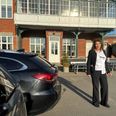 Rita Laustsen følte sig kørt over af Aarhus Kommune. Nu får hun lov til at beholde sine p-pladser lige ved indgangen til Restaurant Kohalen. Foto: Sten Brøgger
