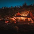 Langborde, levende ild og nærvær i skovkanten: MindHike Festival vil skabe en festivaloplevelse, hvor natur, musik og fællesskab smelter sammen. Pressefoto