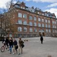 Læssøesgades Skole i det centrale Aarhus har fået brandskader, efter en der er kastet fyrværkeri ind gennem en knust rude. Politiet leder i øjeblikket efter to unge, der er set flygte fra stedet. Arkivfoto: Casper Dalhoff.