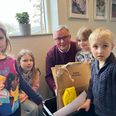 Skoleleder Carsten Aude er godt på vej til en god landing i sit nye job som leder på Kolind Skole. Her sorterer han affald med SFO-børnene. Foto: Kolind Skole
