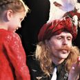 Kaptajn Frodo tryller her med kinderæg. Han har sammen med Søren Østergaard udviklet en foresstilling til børn. Foto: Zirkus Nemo