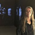 Katja Bjørn måtte selv smide tøjet, da hun var i en swingerklub for at lave videoen i baggrunden. I den eksperimentere hun med, hvad der sker, når swingerne får hvidt bomuldsundertøj og neutrale masker på.
